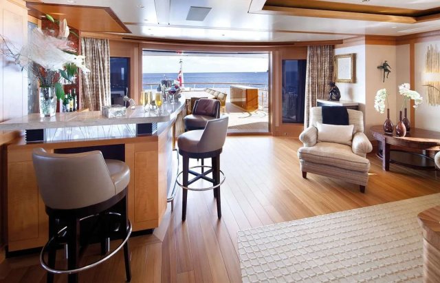 LADY BRITT Interior