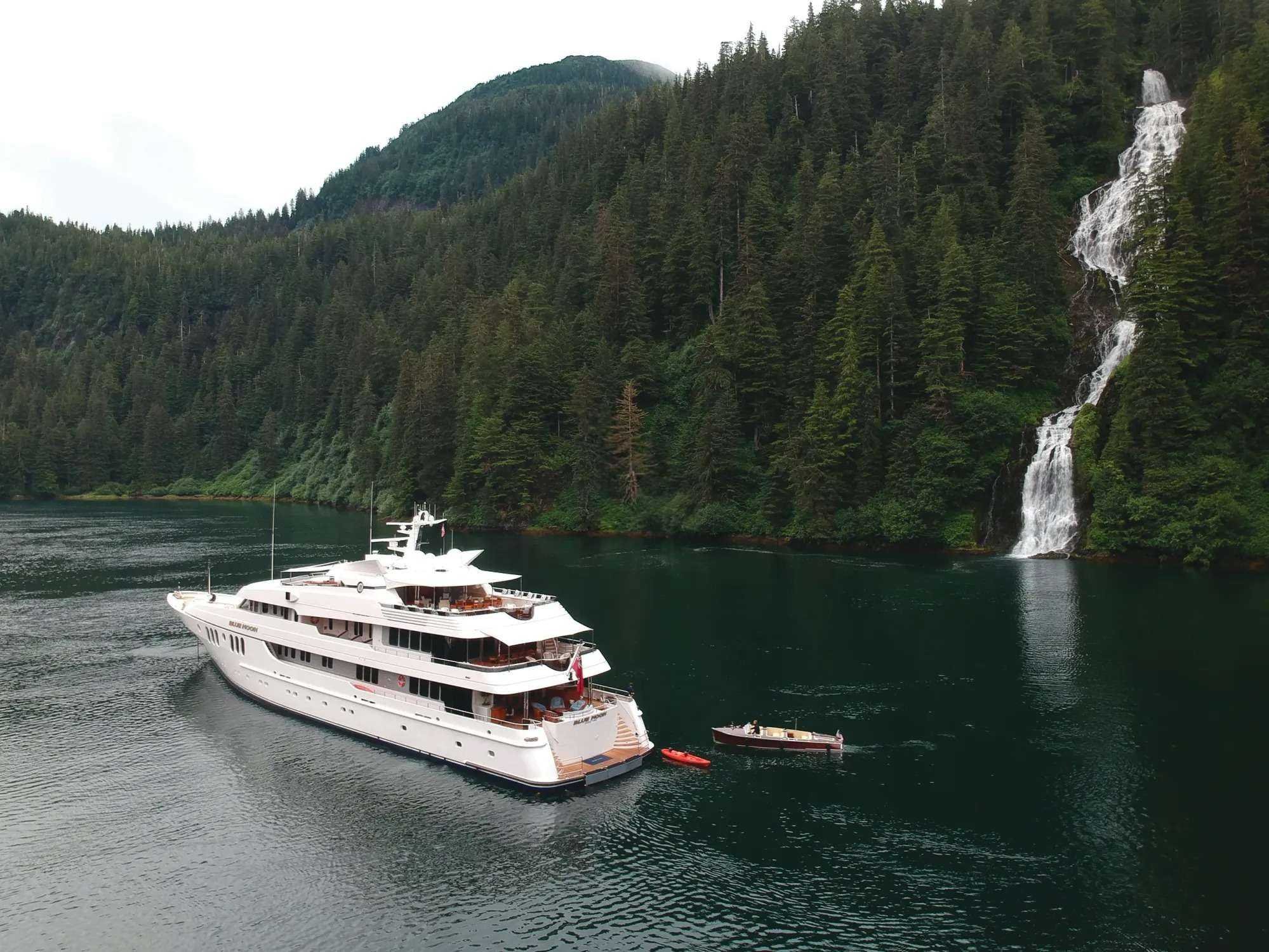 BLUE MOON Exterior