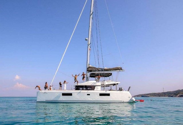 ELVIRA 52 Exterior