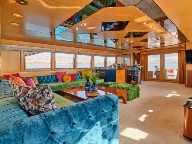 LADY RINA Interior
