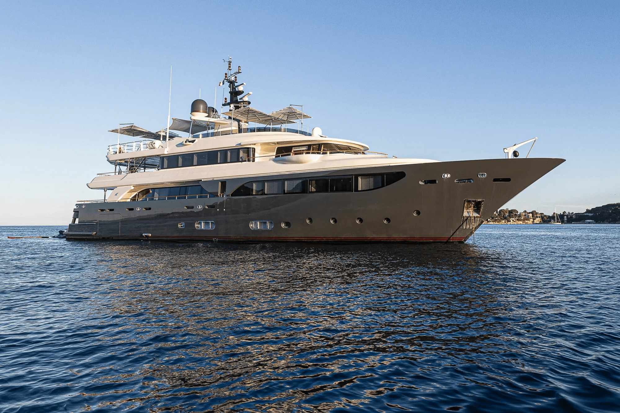 LADY TRUDY Exterior