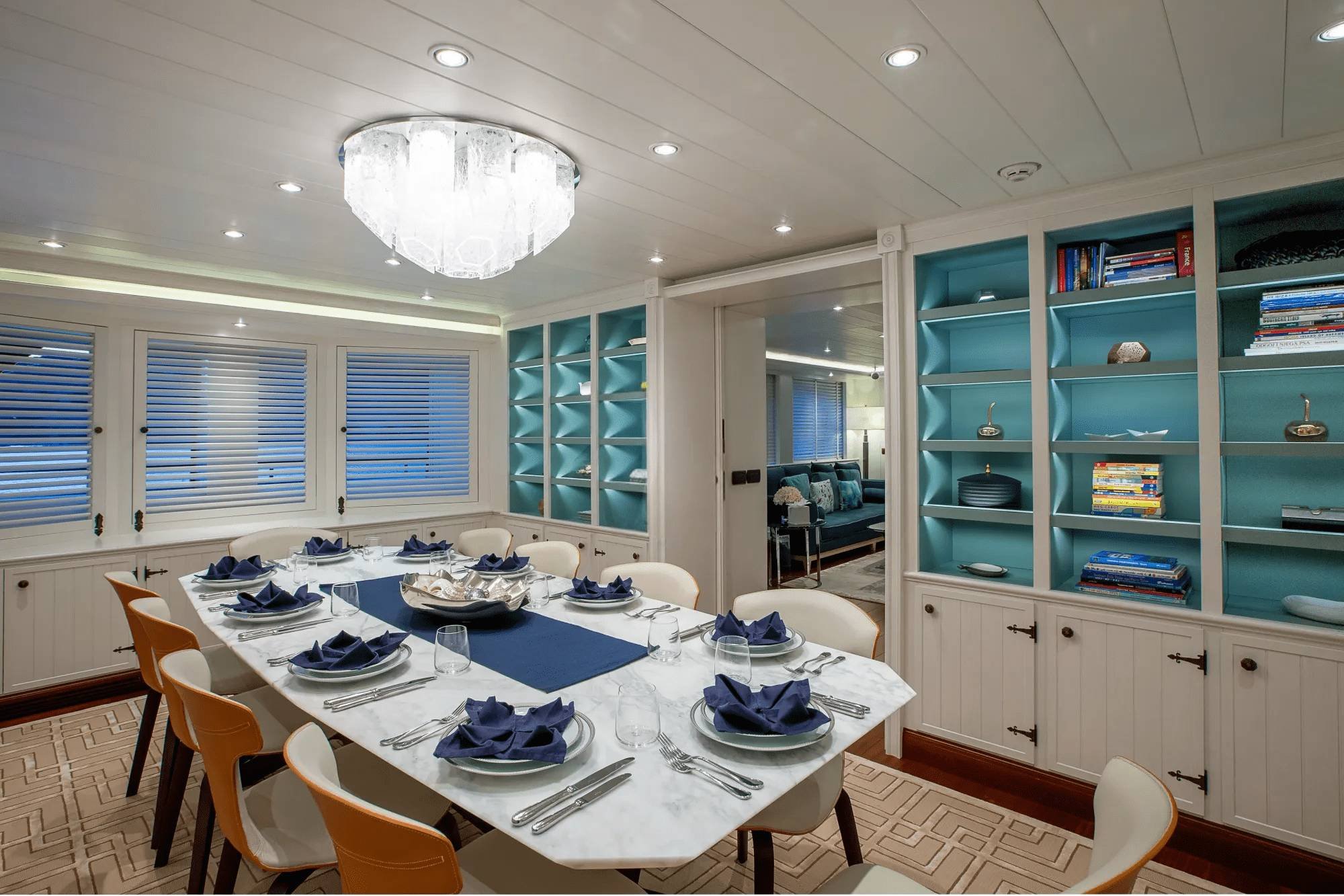 LADY TRUDY Interior